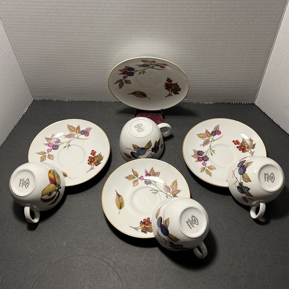 Royal Worcester Evesham Gold cups and saucers - Picture 3 of 10